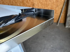 Detail einer Edelstahl Arbeitsplatte für Gastronomie
